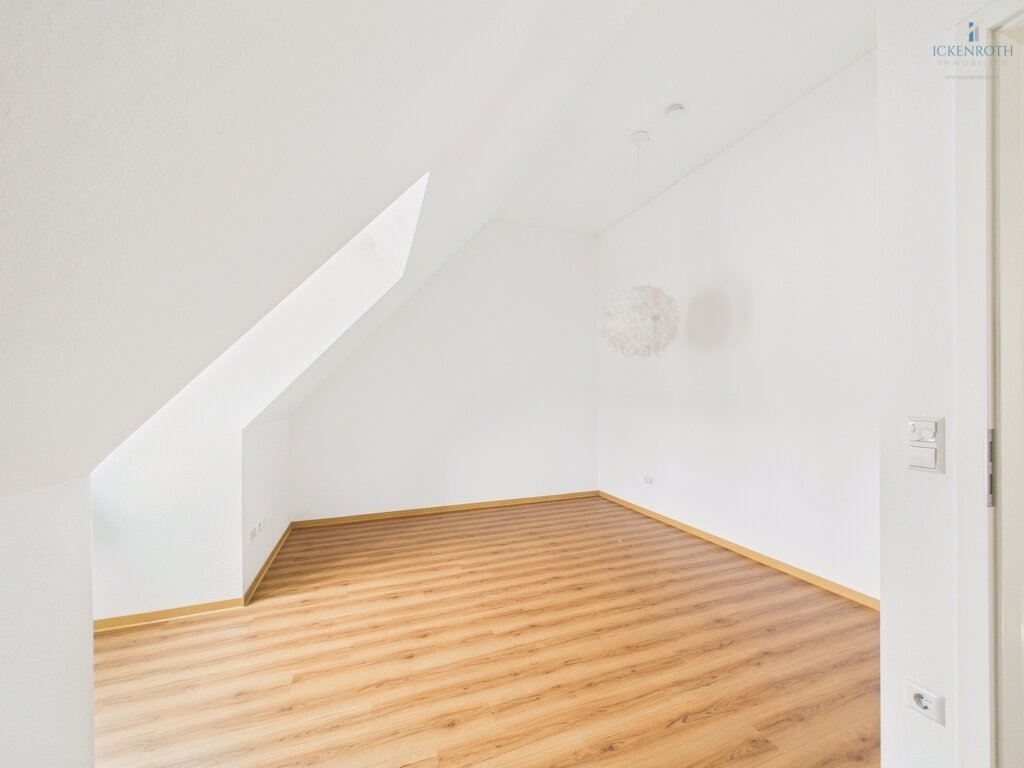 **Hochwertig ausgestattete Doppelhaushälfte auf ca. 142 m² Wfl., 5-Zi., KFZ, Garten, uvm.**