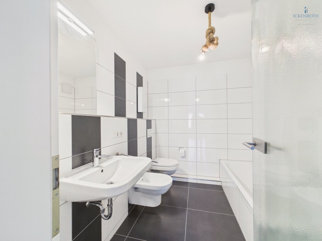 **Hochwertig ausgestattete Doppelhaushälfte auf ca. 142 m² Wfl., 5-Zi., KFZ, Garten, uvm.**