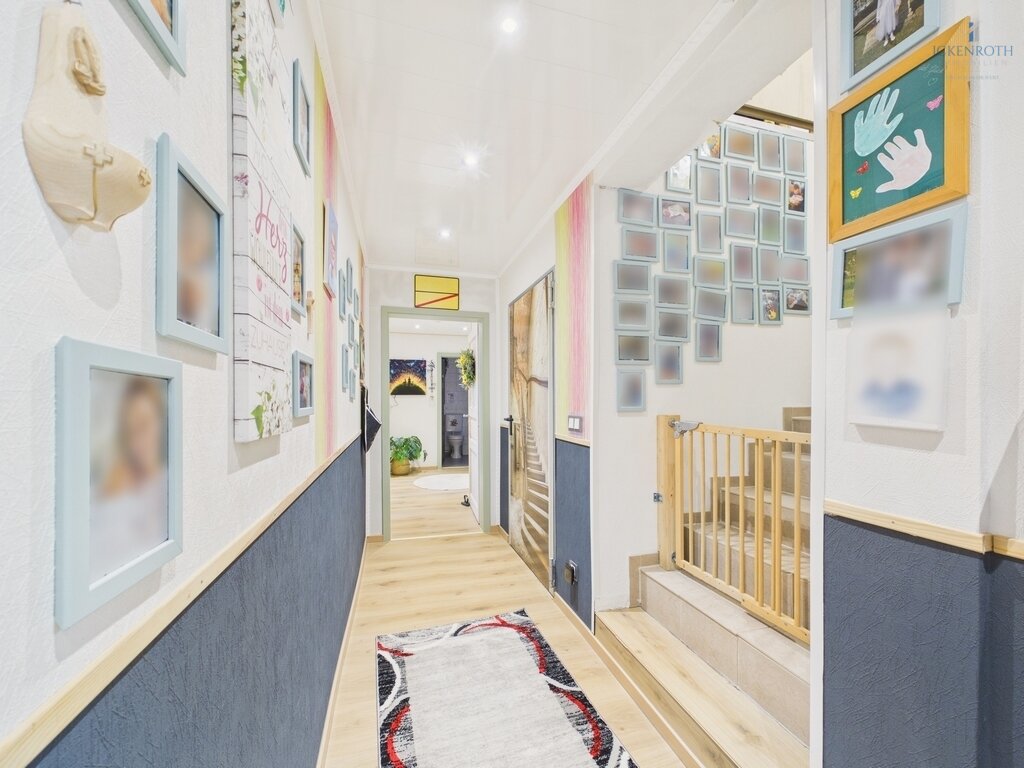 **Großzügiges 1-2 Familienhaus mit Balkon, Doppelgarage und traumhaftem Weitblick! Ruhige Lage!!!**