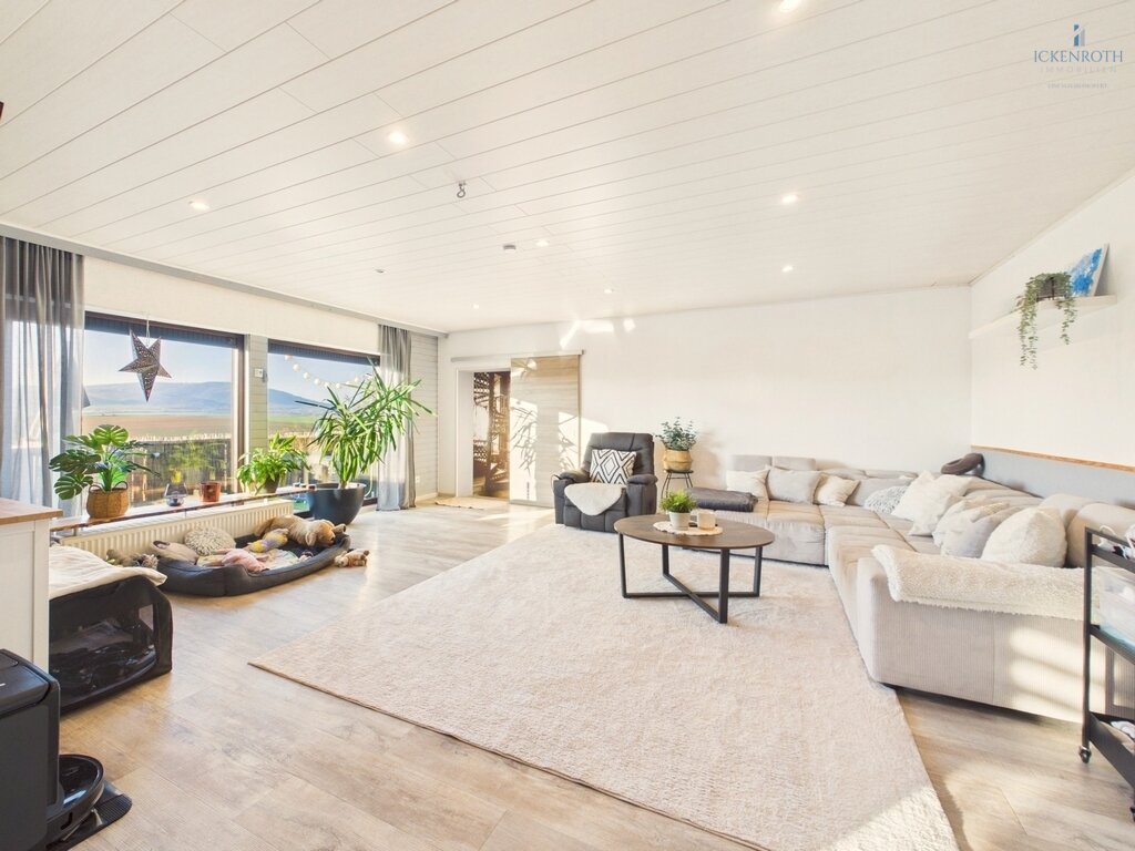 **Großzügiges 1-2 Familienhaus mit Balkon, Doppelgarage und traumhaftem Weitblick! Ruhige Lage!!!**