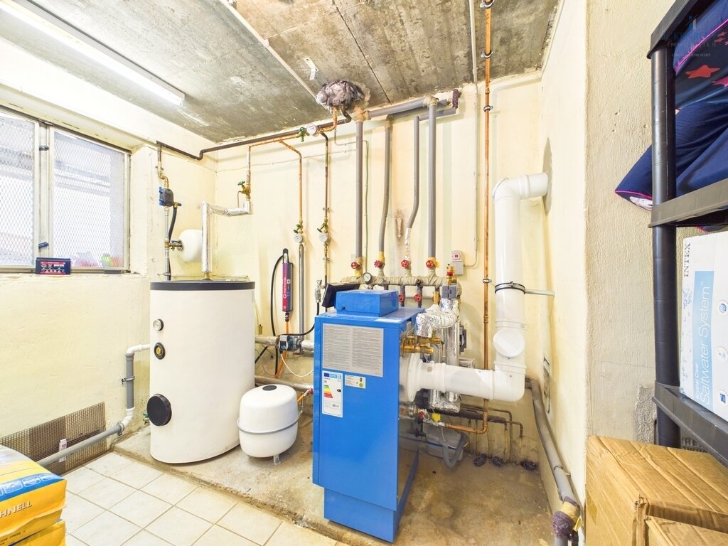 **Großzügiges 1-2 Familienhaus mit Balkon, Doppelgarage und traumhaftem Weitblick! Ruhige Lage!!!**