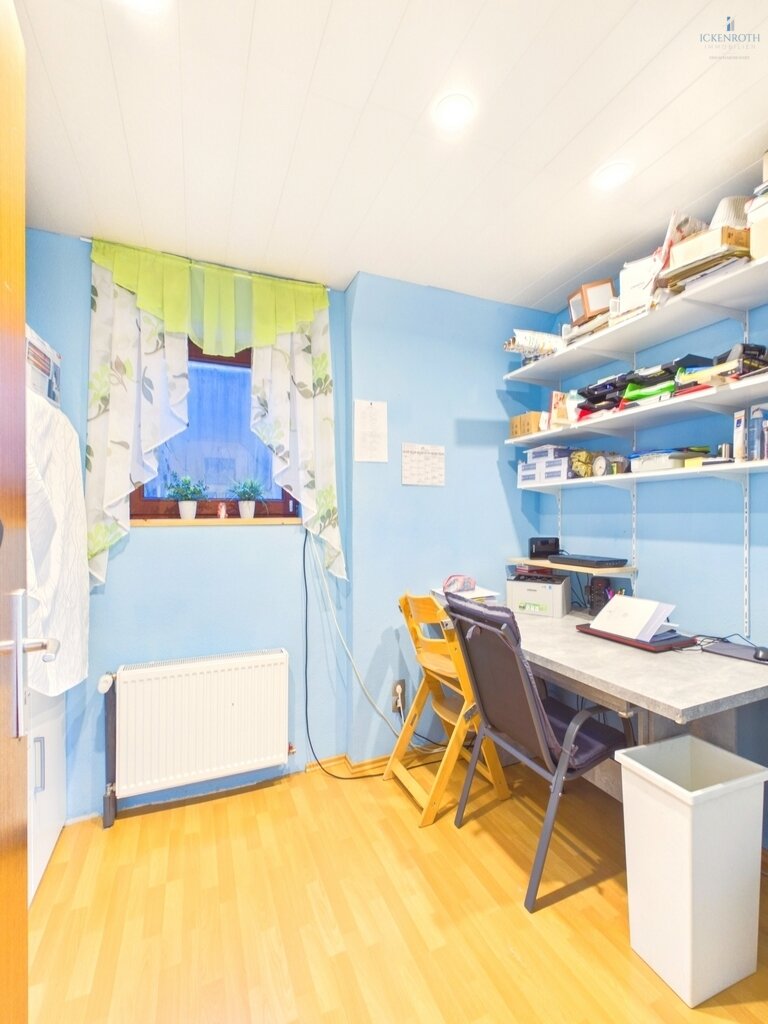 **Großzügiges 1-2 Familienhaus mit Balkon, Doppelgarage und traumhaftem Weitblick! Ruhige Lage!!!**