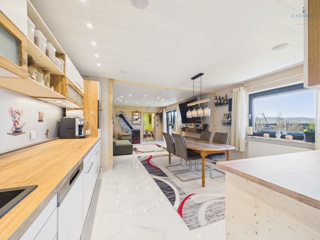 **Großzügiges 1-2 Familienhaus mit Balkon, Doppelgarage und traumhaftem Weitblick! Ruhige Lage!!!**