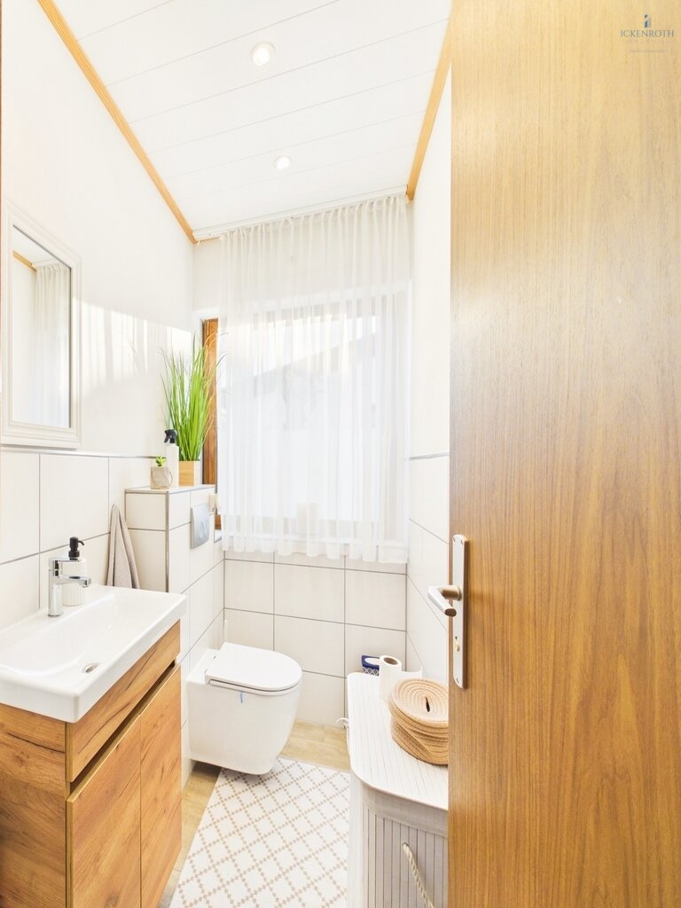 **Großzügiges 1-2 Familienhaus mit Balkon, Doppelgarage und traumhaftem Weitblick! Ruhige Lage!!!**