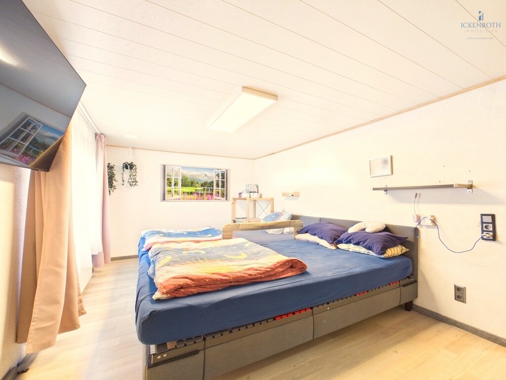 **Großzügiges 1-2 Familienhaus mit Balkon, Doppelgarage und traumhaftem Weitblick! Ruhige Lage!!!**