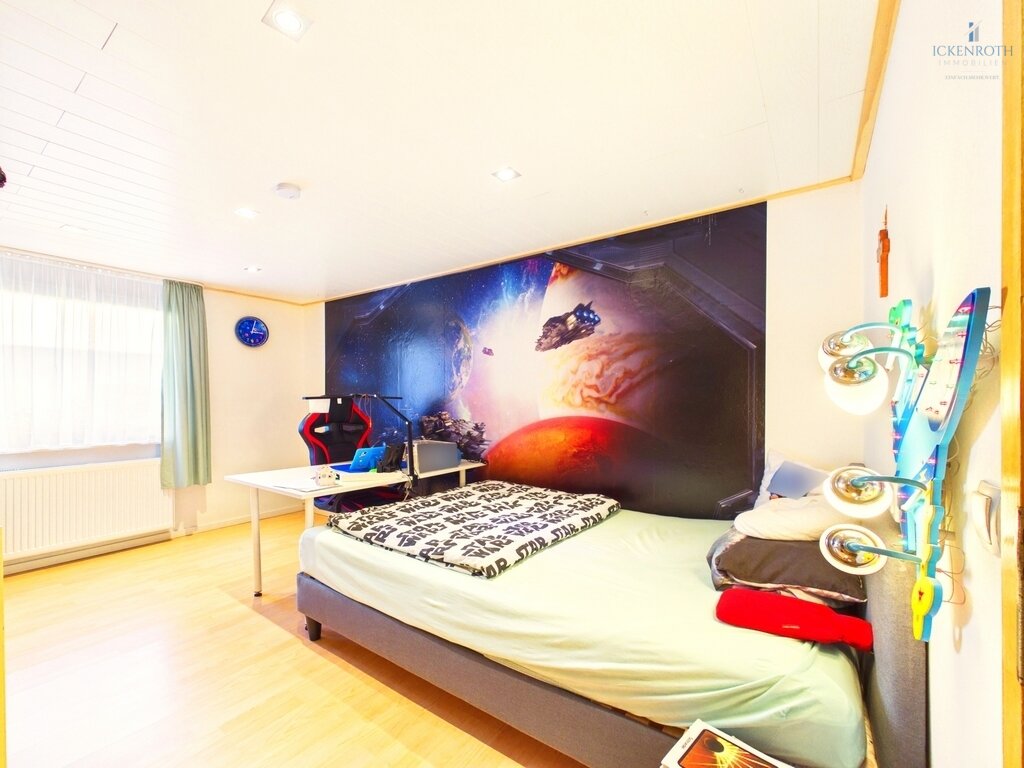 **Großzügiges 1-2 Familienhaus mit Balkon, Doppelgarage und traumhaftem Weitblick! Ruhige Lage!!!**