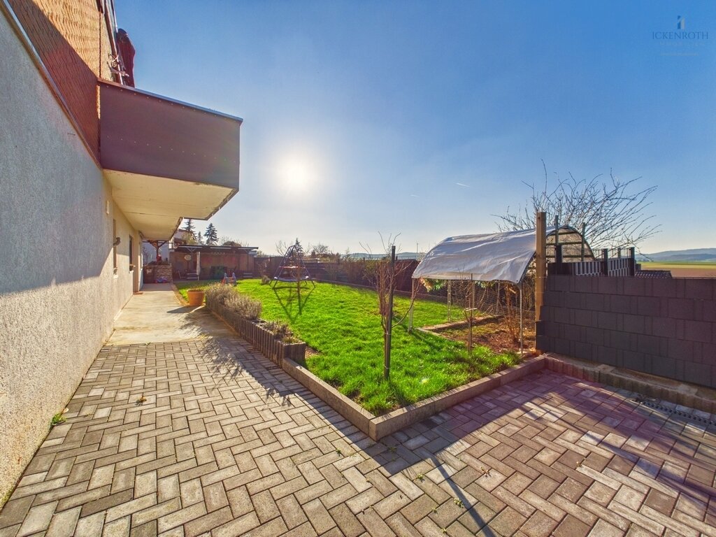 **Großzügiges 1-2 Familienhaus mit Balkon, Doppelgarage und traumhaftem Weitblick! Ruhige Lage!!!**