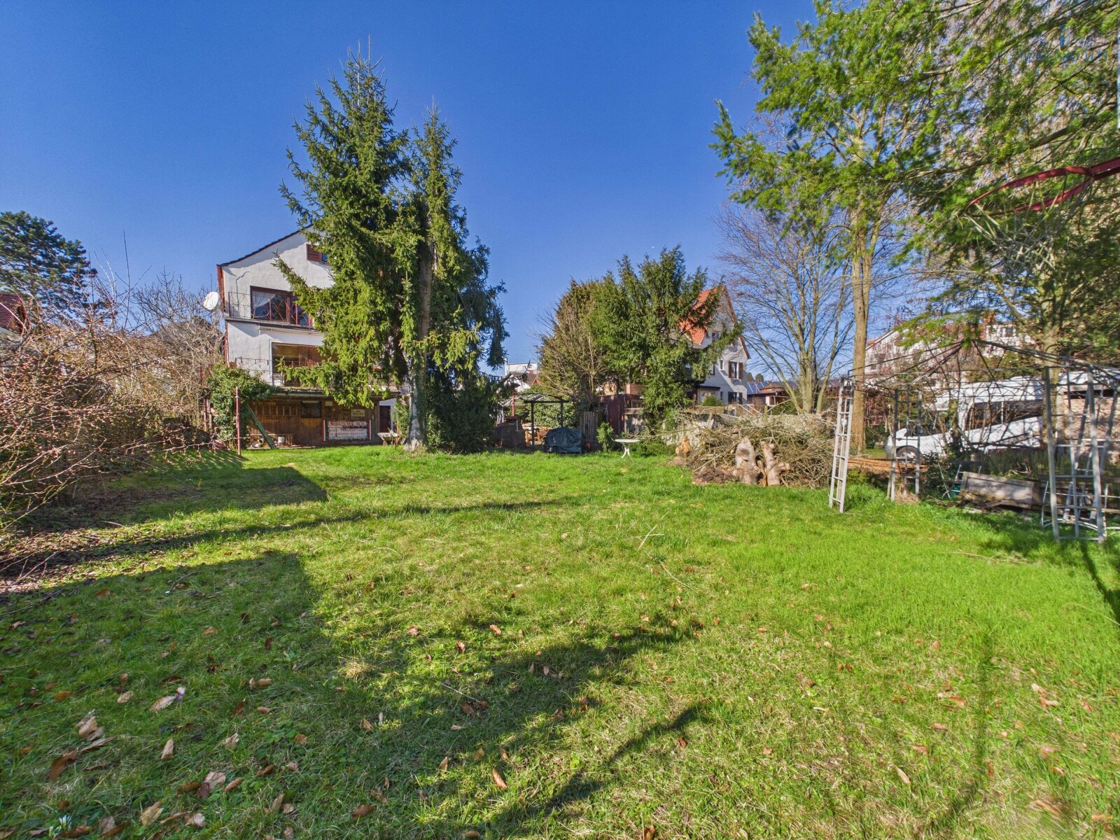 **Charmantes Einfamilienhaus (ca. 256m²) mit toller Gartenfläche, guter Raumaufteilung, Garage, uvm. - tolle Lage!**