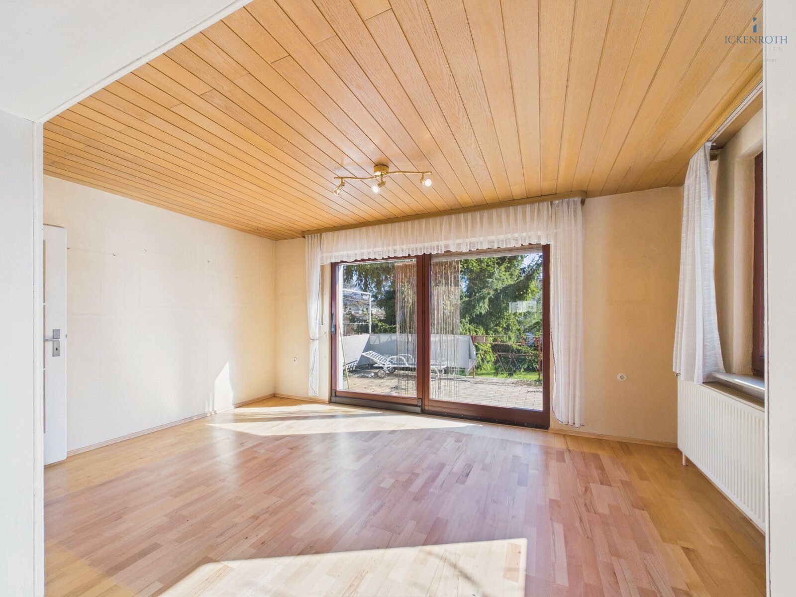 **Charmantes Einfamilienhaus (ca. 256m²) mit toller Gartenfläche, guter Raumaufteilung, Garage, uvm. - tolle Lage!**