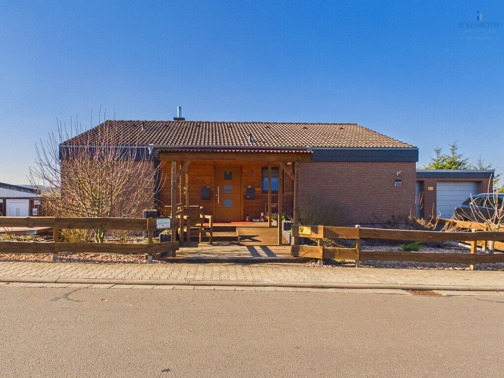 **Großzügiges 1-2 Familienhaus mit Balkon, Doppelgarage und traumhaftem Weitblick! Ruhige Lage!!!**