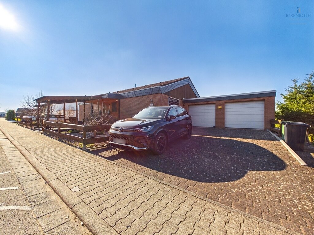 **Großzügiges 1-2 Familienhaus mit Balkon, Doppelgarage und traumhaftem Weitblick! Ruhige Lage!!!**