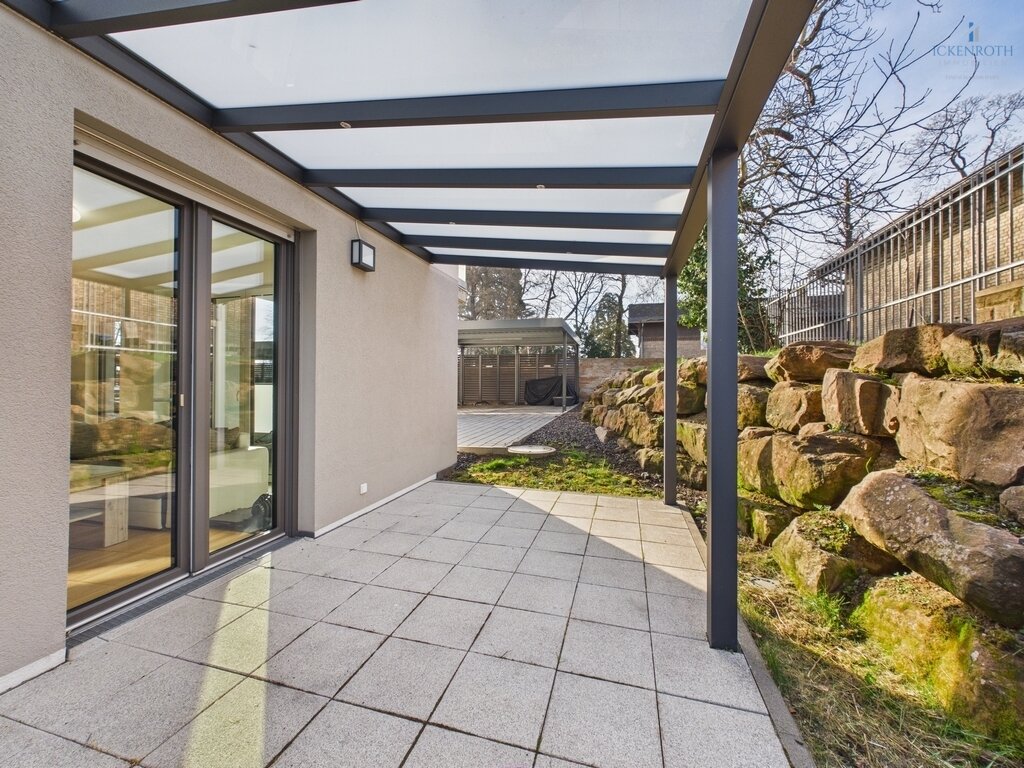 **Moderne 2-Zi.-EG-Whg, 85m², 2x Terrasse, EBK, Barrierefrei, gr. Carport - am Schloßpark!**