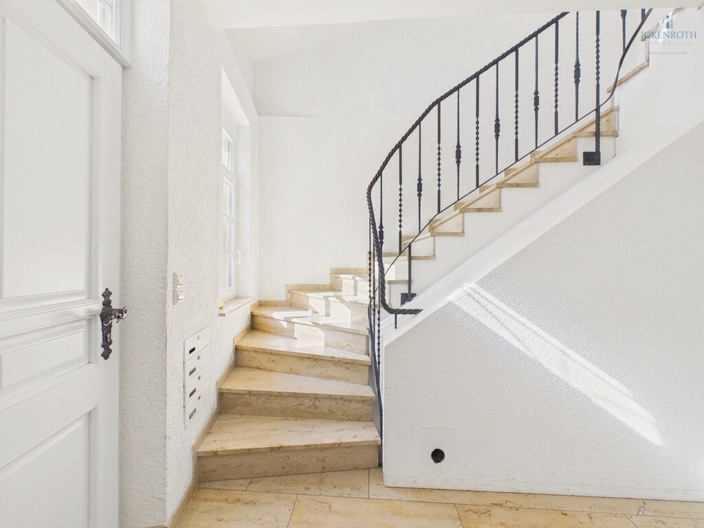 **Wohnen im historischen Gebäude!!! Individuelle 3,5-Zi.-Wohnung (ca. 98m², 2.OG) in zentraler Lage von Kirchheimbolanden**