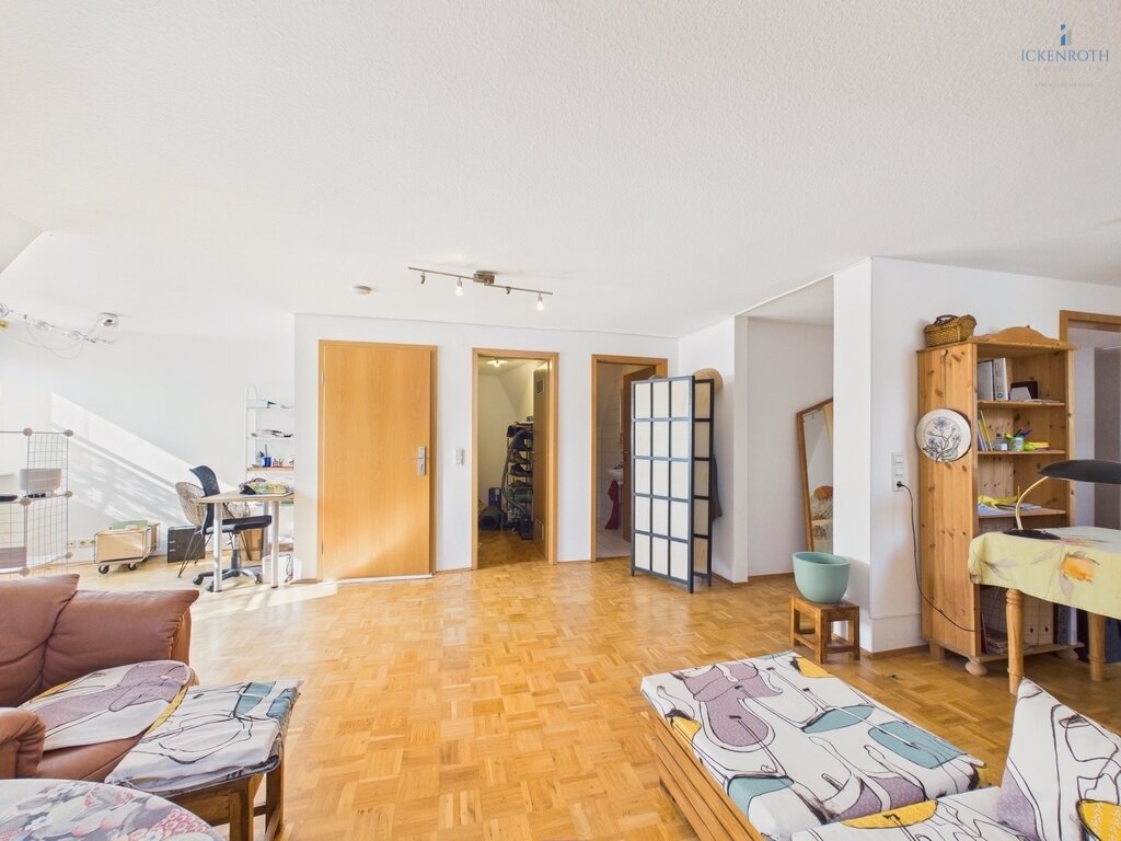 **Wohnen im historischen Gebäude!!! Individuelle 3,5-Zi.-Wohnung (ca. 98m², 2.OG) in zentraler Lage von Kirchheimbolanden**
