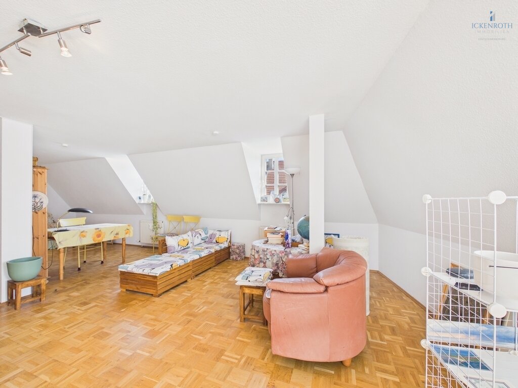 **Wohnen im historischen Gebäude!!! Individuelle 3,5-Zi.-Wohnung (ca. 98m², 2.OG) in zentraler Lage von Kirchheimbolanden**