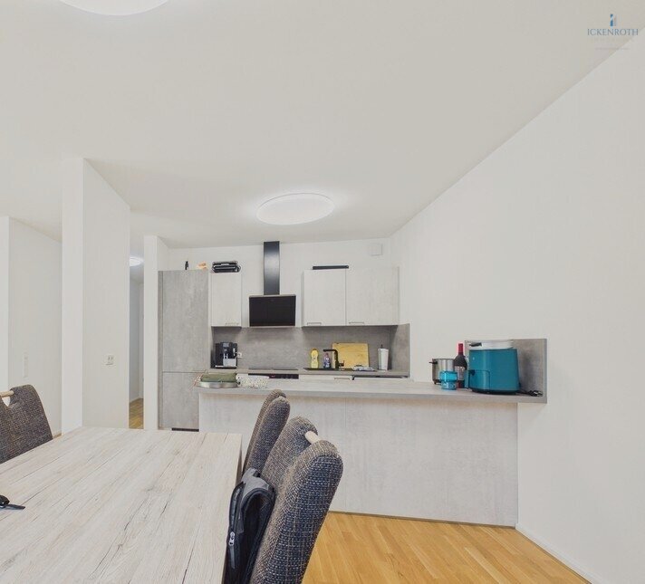 **Moderne 2-Zi.-EG-Whg, 85m², 2x Terrasse, EBK, Barrierefrei, gr. Carport - am Schloßpark!**