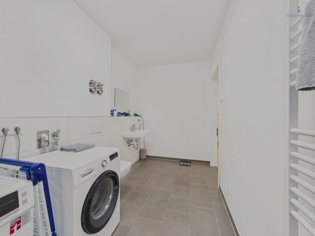 **Moderne 2-Zi.-EG-Whg, 85m², 2x Terrasse, EBK, Barrierefrei, gr. Carport - am Schloßpark!**