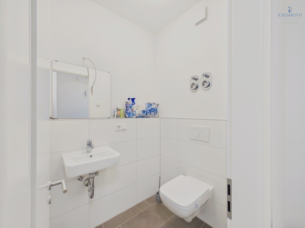 **Moderne 2-Zi.-EG-Whg, 85m², 2x Terrasse, EBK, Barrierefrei, gr. Carport - am Schloßpark!**