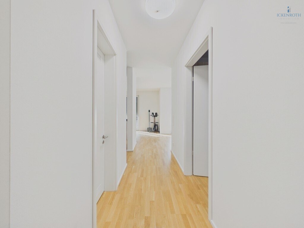 **Moderne 2-Zi.-EG-Whg, 85m², 2x Terrasse, EBK, Barrierefrei, gr. Carport - am Schloßpark!**