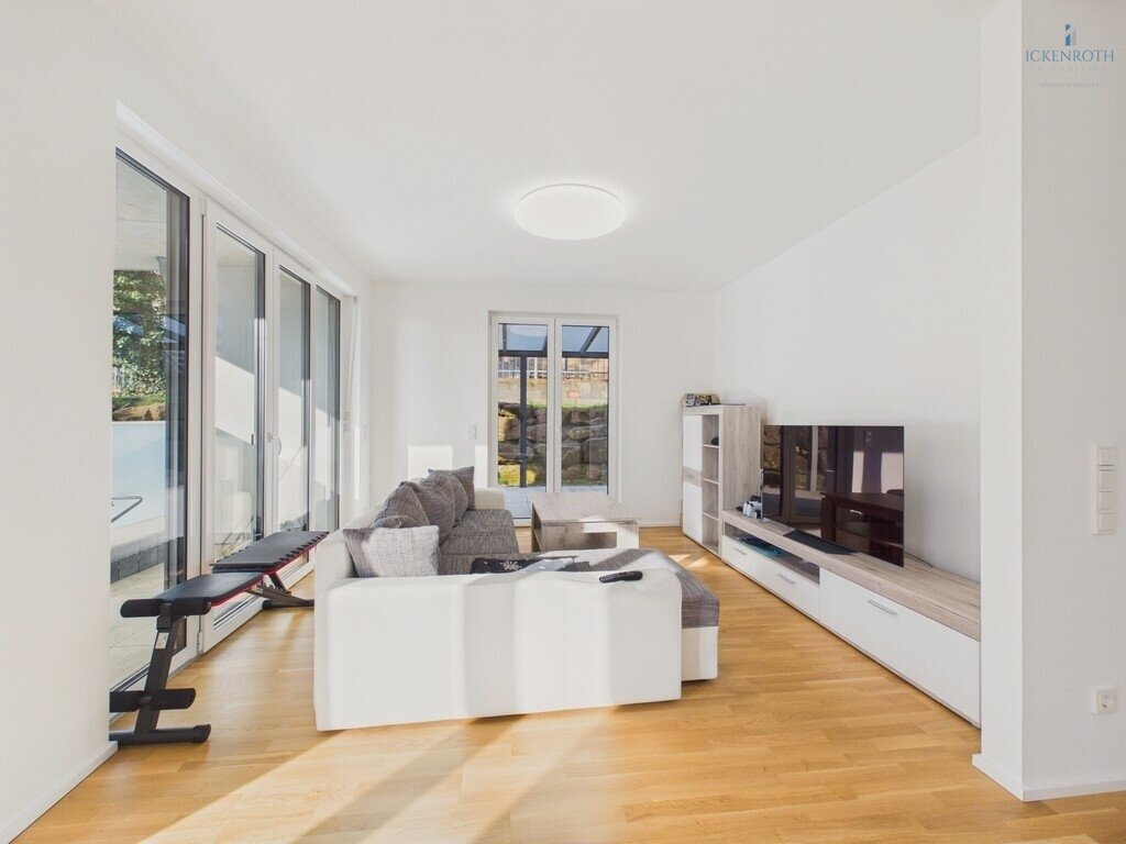 **Moderne 2-Zi.-EG-Whg, 85m², 2x Terrasse, EBK, Barrierefrei, gr. Carport - am Schloßpark!**