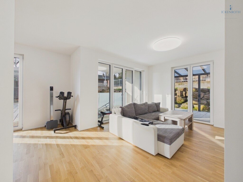 **Moderne 2-Zi.-EG-Whg, 85m², 2x Terrasse, EBK, Barrierefrei, gr. Carport - am Schloßpark!**