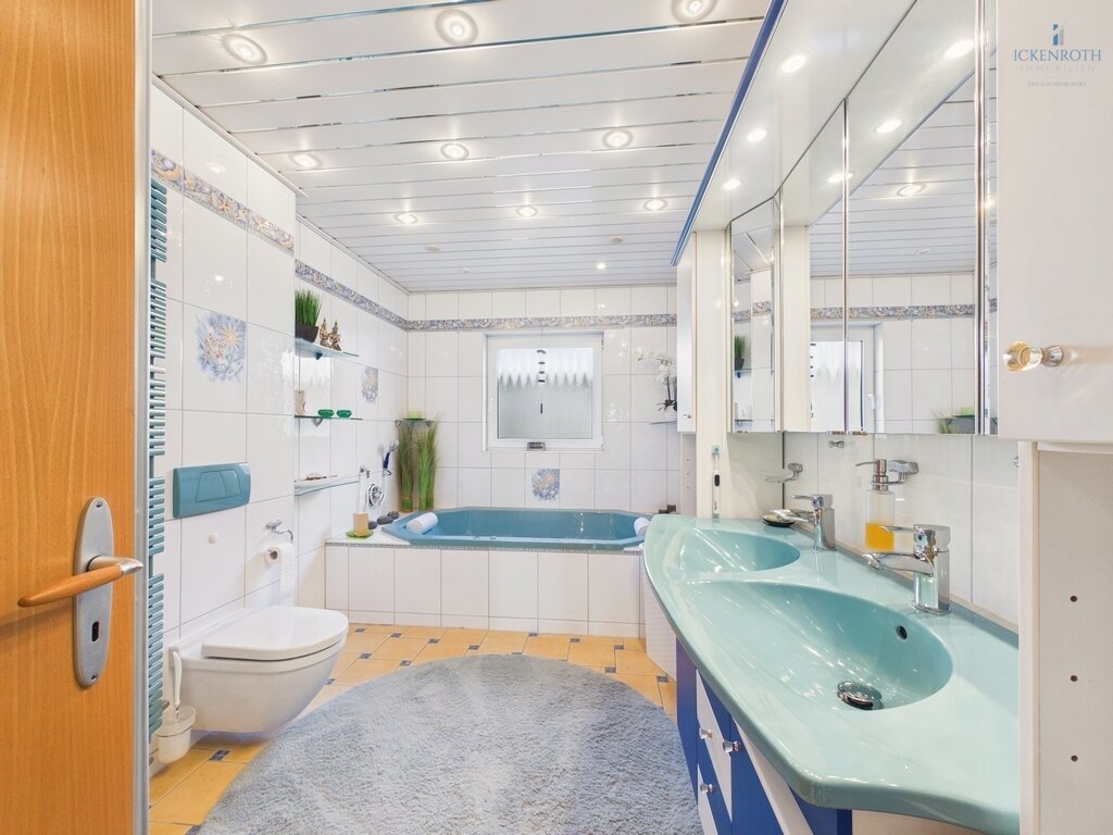**Schönes 1-3 Familienhaus (ca. 396m²) mit Garten, Garagen, uvm. - viele Möglichkeiten + tolle Lage!**