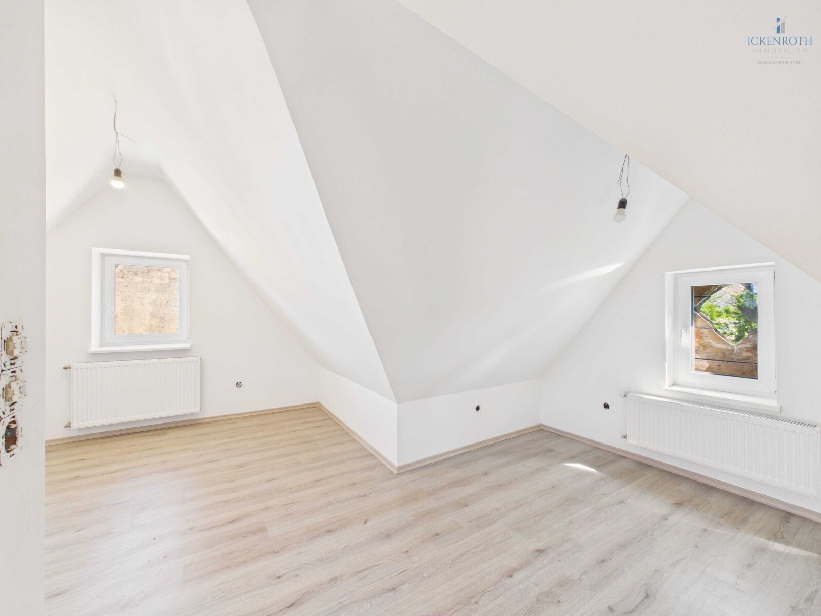 **Spannende DHH (ca.183m²) mit schöner Gartenfläche, Innenhof und vielen Möglichkeiten - fast fertig gestellt!**