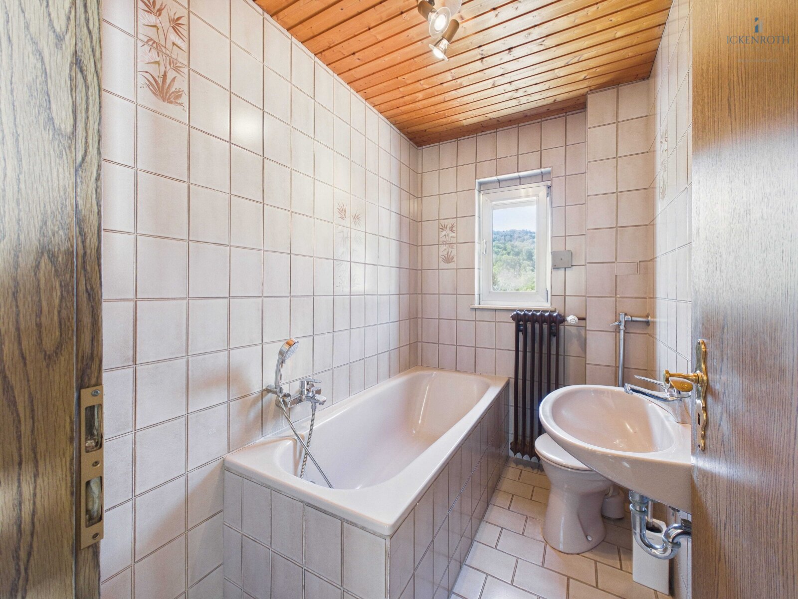 **1-2 Familienhaus (ca. 150m²) mit Nebengebäude, Innenhof, schönem Vorgarten, uvm. - gute Lage!**