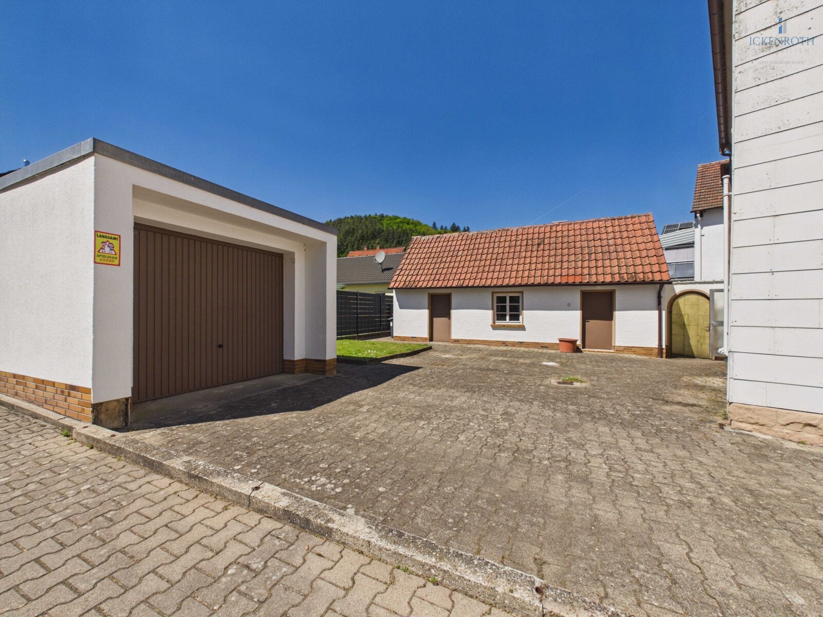 **1-2 Familienhaus (ca. 150m²) mit Nebengebäude, Innenhof, schönem Vorgarten, uvm. - gute Lage!**