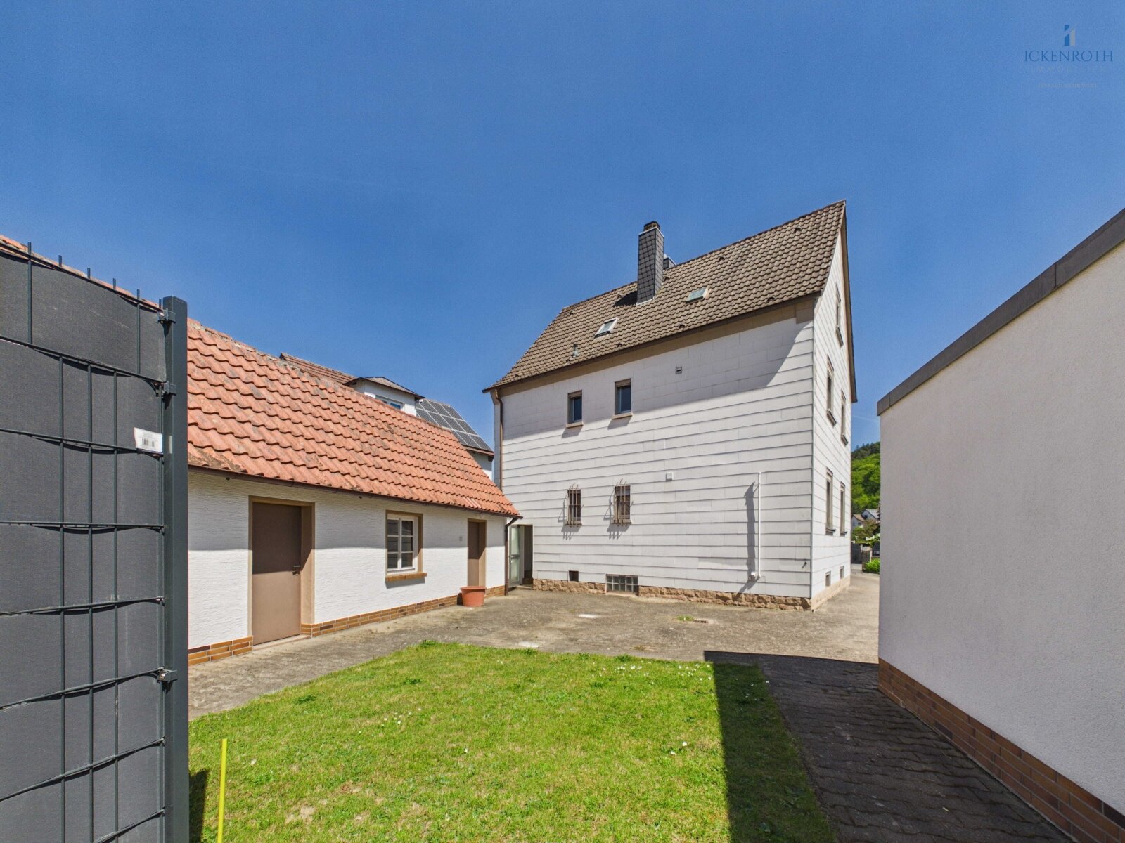 **1-2 Familienhaus (ca. 150m²) mit Nebengebäude, Innenhof, schönem Vorgarten, uvm. - gute Lage!**