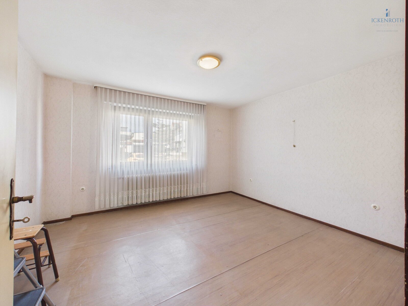 **Charmantes 1-2FH mit schönem Garten, guter Raumaufteilung, gr. Garage, uvm.- tolle Lage!**