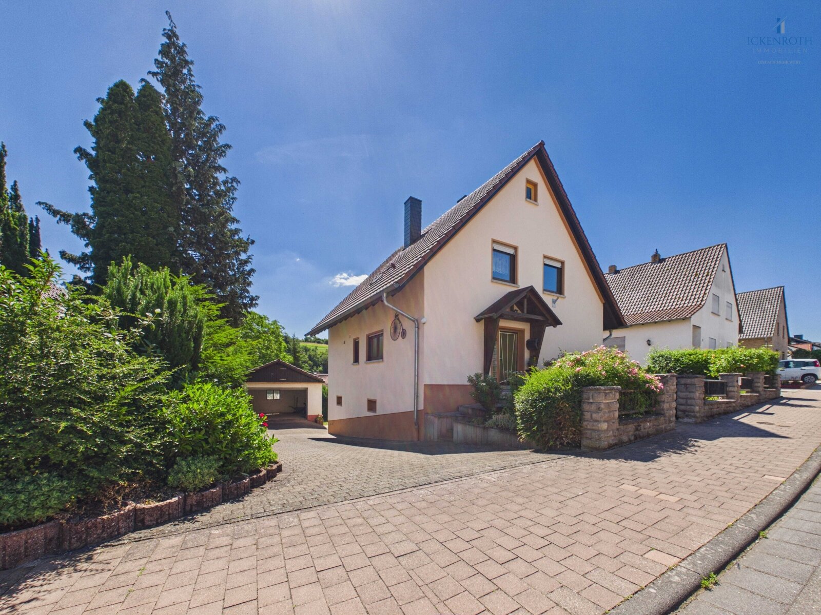 **Schönes EFH mit gr. Garage, guter Raumaufteilung & toller Gartenfläche - gute, ruhige Lage!**