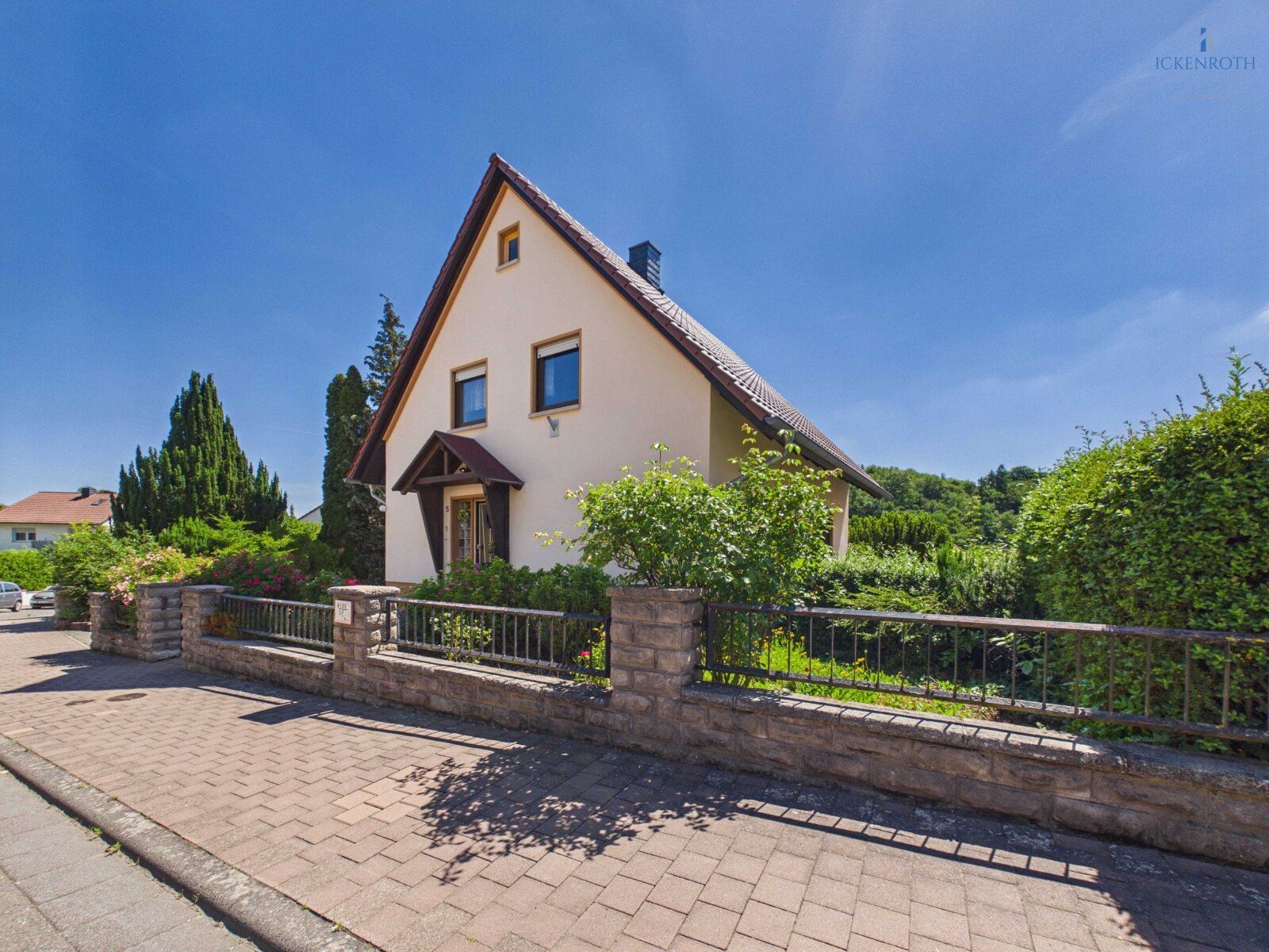 **Schönes EFH mit gr. Garage, guter Raumaufteilung & toller Gartenfläche - gute, ruhige Lage!**