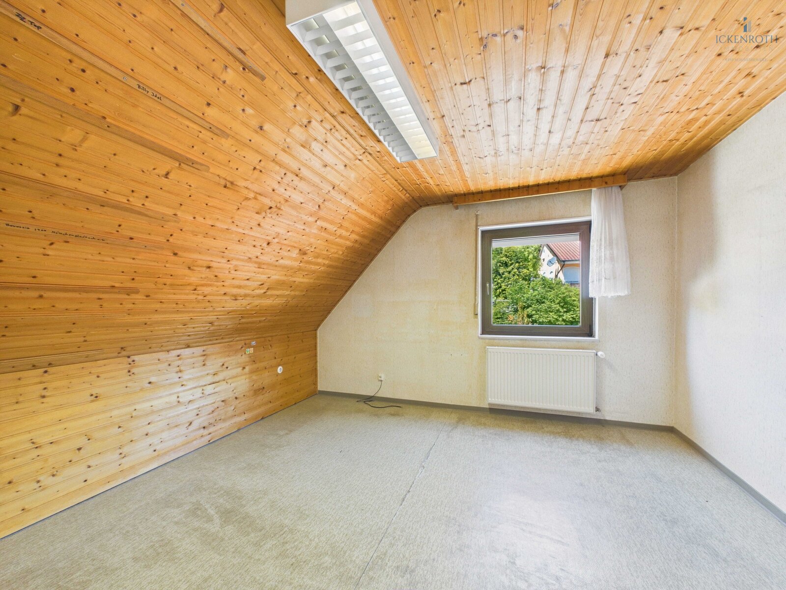 **Schönes EFH mit gr. Garage, guter Raumaufteilung & toller Gartenfläche - gute, ruhige Lage!**