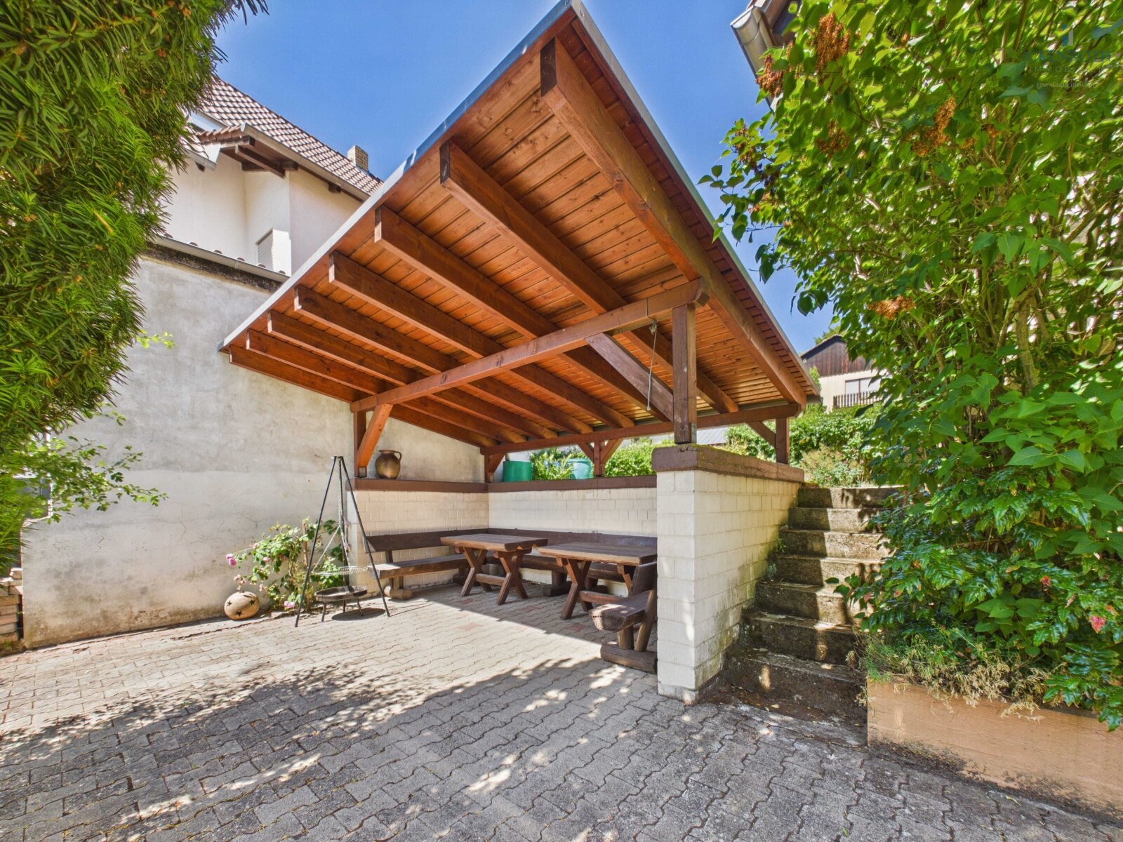 **Schönes EFH mit gr. Garage, guter Raumaufteilung & toller Gartenfläche - gute, ruhige Lage!**