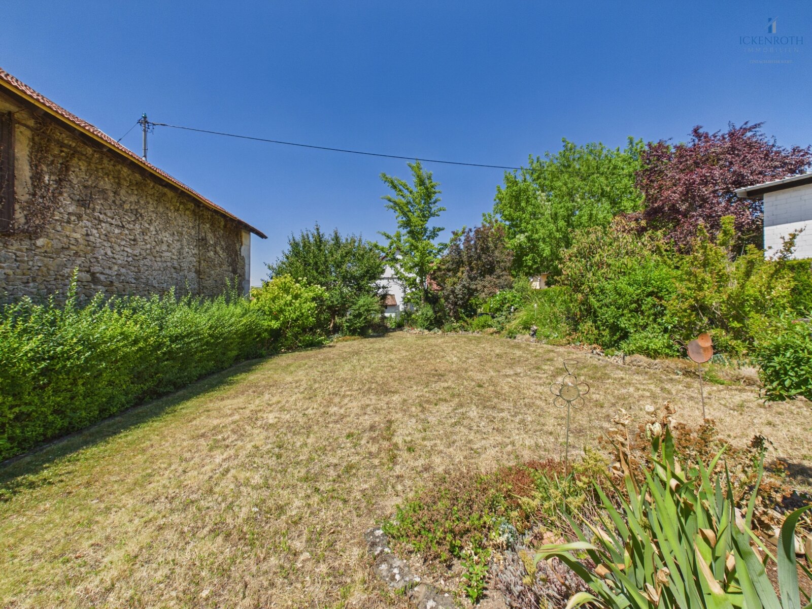 **Modernes EFH mit schöner Gartenfläche, gr. Garage, Nebengebäude uvm. - mit guter Anbindung!**