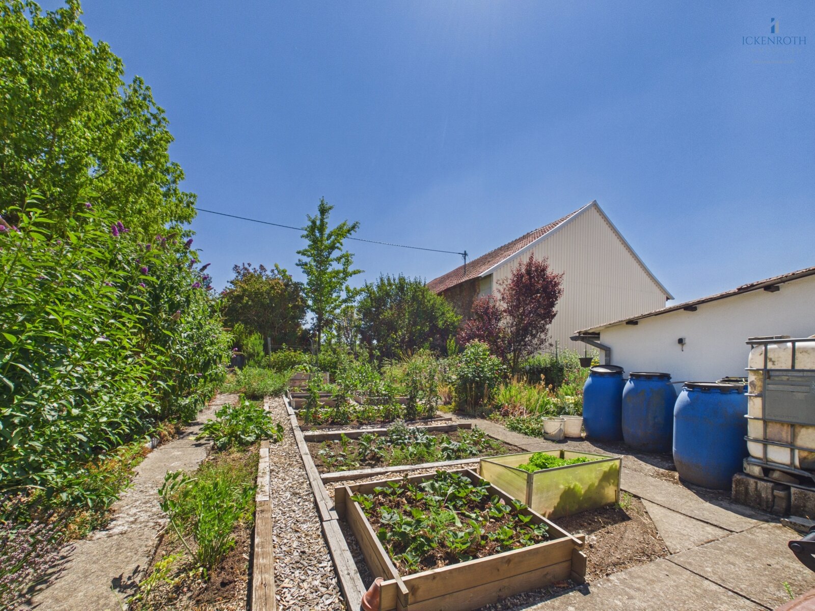 **Modernes EFH mit schöner Gartenfläche, gr. Garage, Nebengebäude uvm. - mit guter Anbindung!**