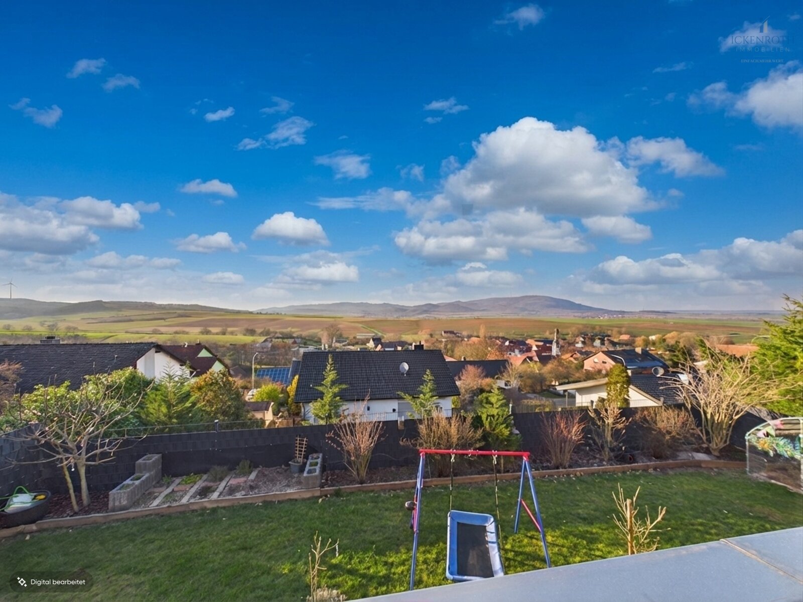 **Großzügiges 1-2 Familienhaus mit Balkon, Doppelgarage und traumhaftem Weitblick! Ruhige Lage!!!**