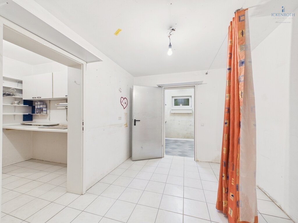 **Schönes 1-3 Familienhaus (ca. 396m²) mit Garten, Garagen, uvm. - viele Möglichkeiten + tolle Lage!**