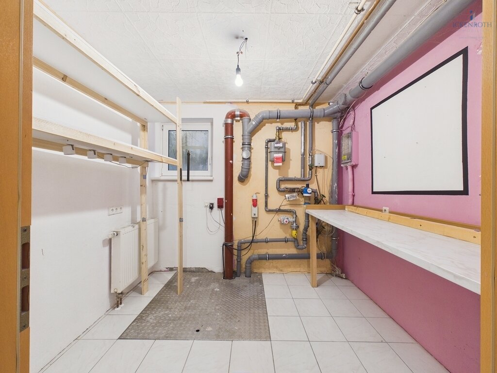 **Schönes 1-3 Familienhaus (ca. 396m²) mit Garten, Garagen, uvm. - viele Möglichkeiten + tolle Lage!**