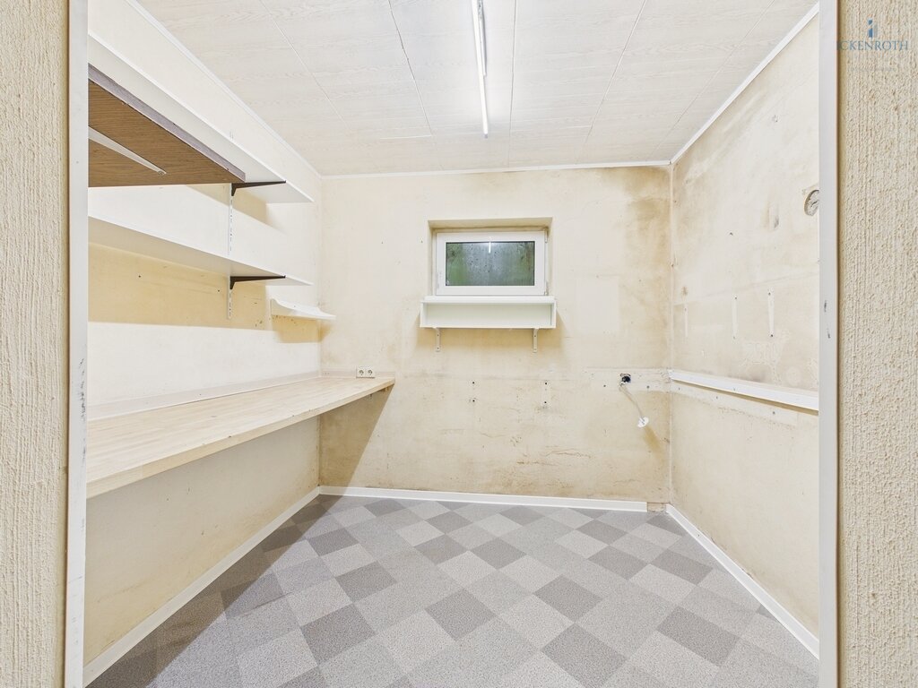 **Schönes 1-3 Familienhaus (ca. 396m²) mit Garten, Garagen, uvm. - viele Möglichkeiten + tolle Lage!**