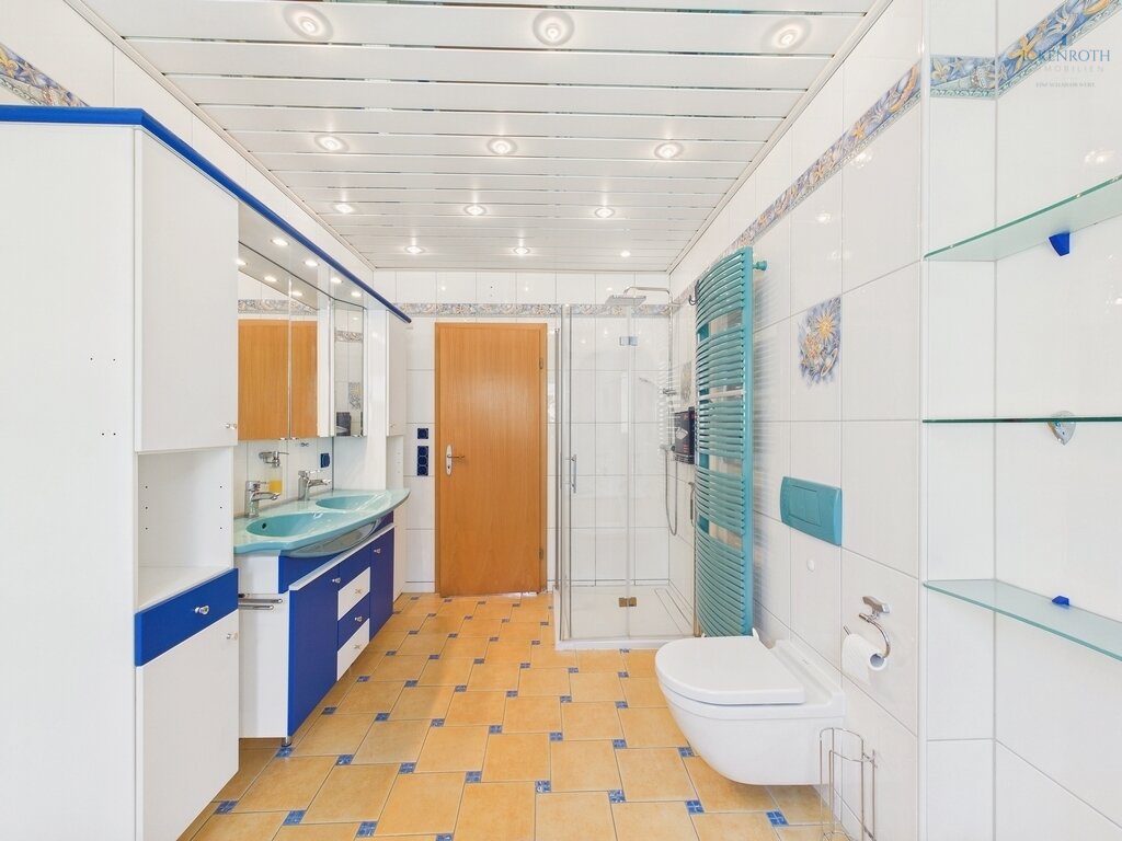 **Schönes 1-3 Familienhaus (ca. 396m²) mit Garten, Garagen, uvm. - viele Möglichkeiten + tolle Lage!**