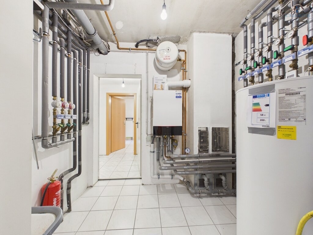 **Schönes 1-3 Familienhaus (ca. 396m²) mit Garten, Garagen, uvm. - viele Möglichkeiten + tolle Lage!**