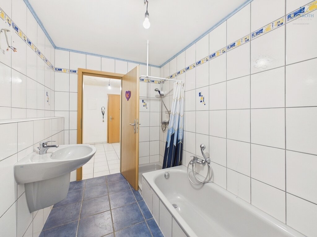 **Schönes 1-3 Familienhaus (ca. 396m²) mit Garten, Garagen, uvm. - viele Möglichkeiten + tolle Lage!**