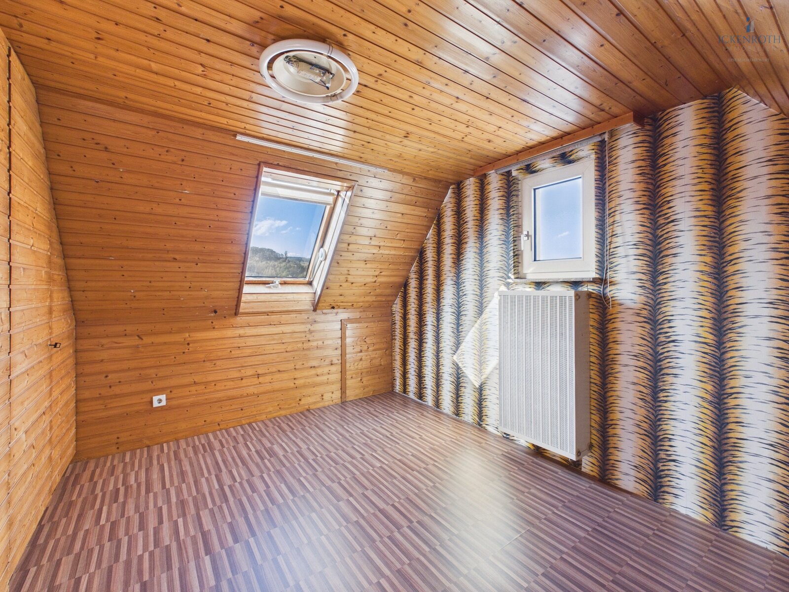 **Großzügiges 1-2 FH mit guter Raumaufteilung, Garten, Garage, uvm. - viel Potenzial!**