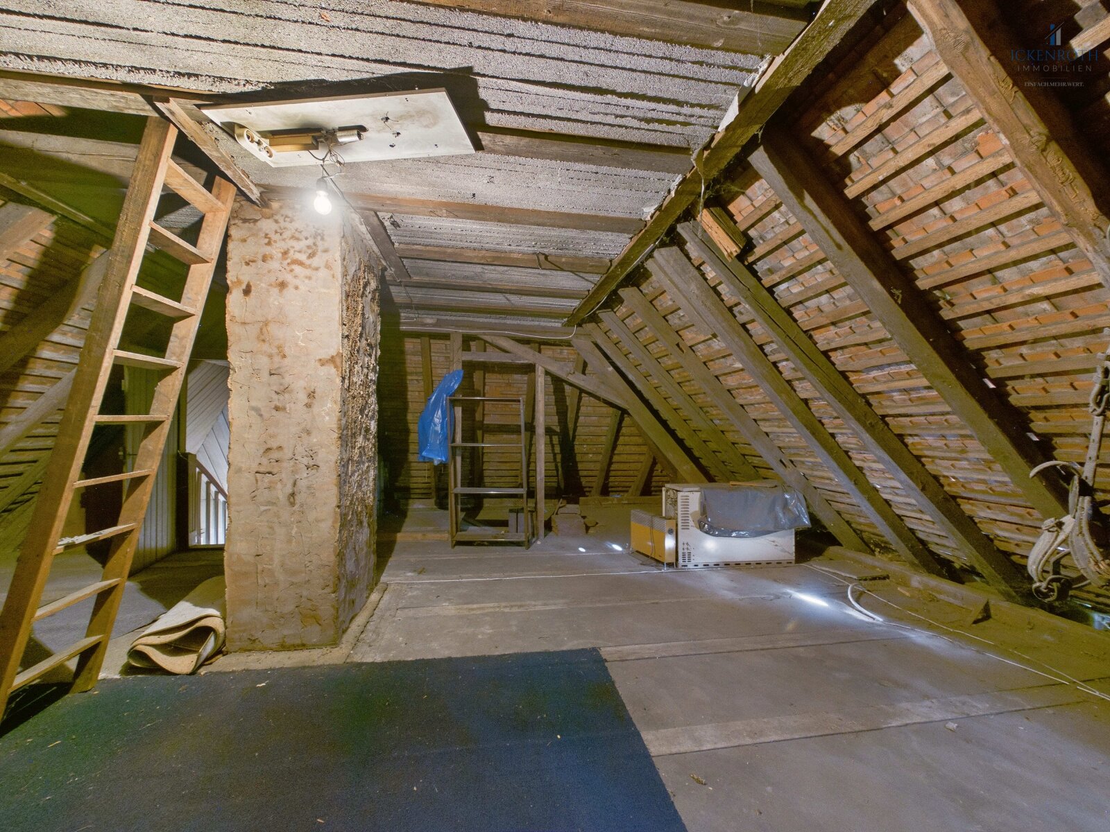 **Charmante, kleine Stadtvilla mit Garage & schöner Gartenfläche - idyllisch gelegen**