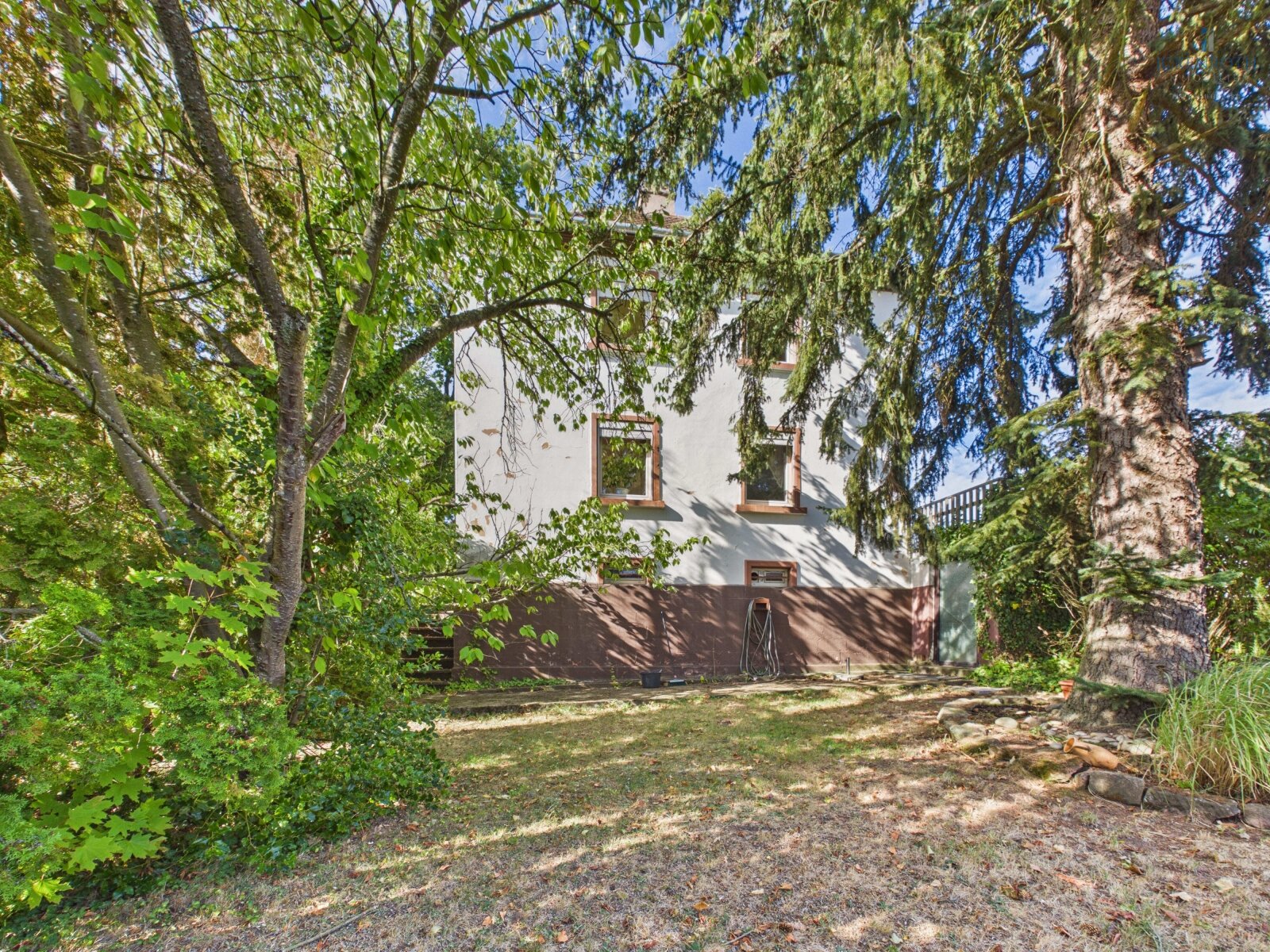 **Charmante, kleine Stadtvilla mit Garage & schöner Gartenfläche - idyllisch gelegen**