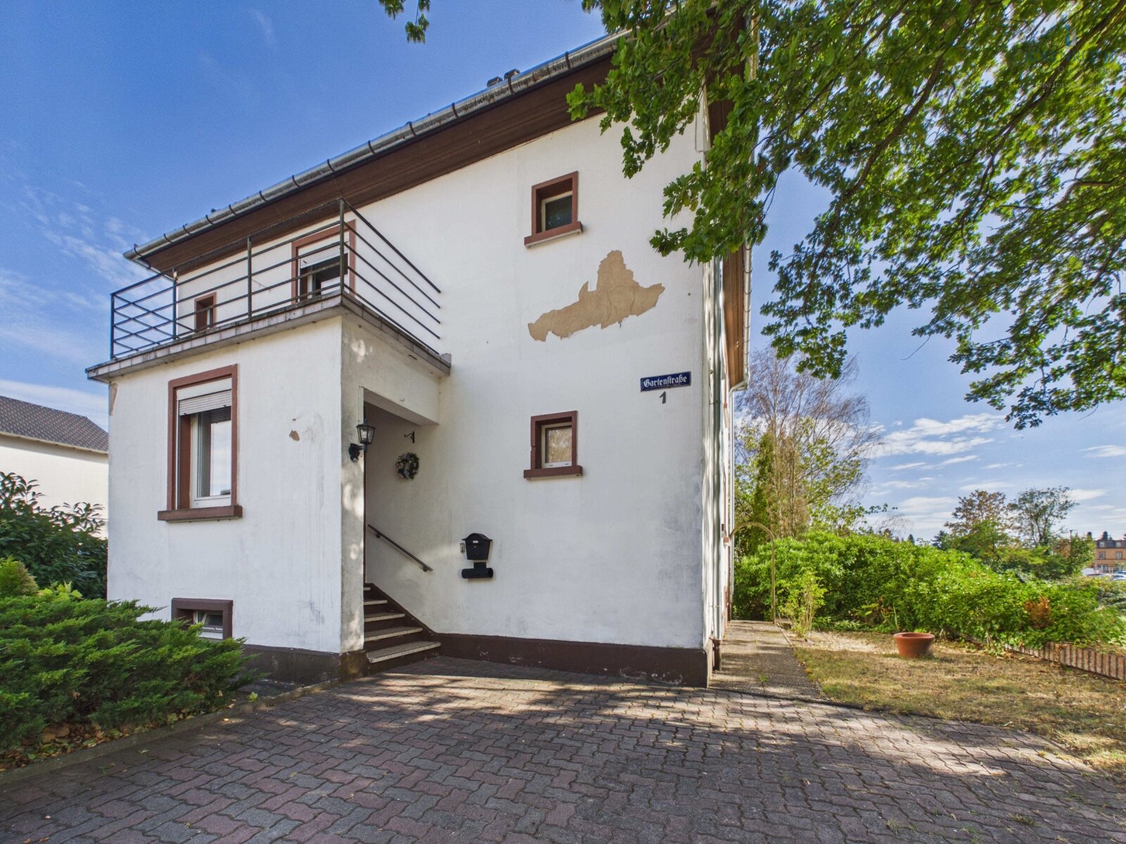 **Charmante, kleine Stadtvilla mit Garage & schöner Gartenfläche - idyllisch gelegen**