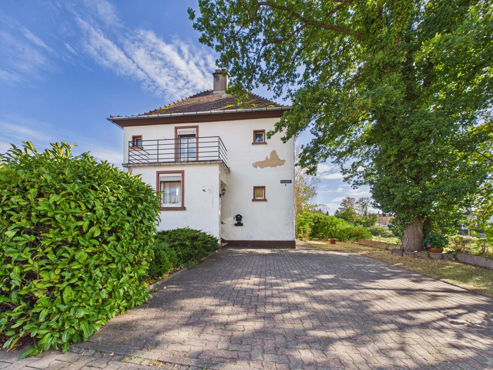 **Charmante, kleine Stadtvilla mit Garage & schöner Gartenfläche - idyllisch gelegen**