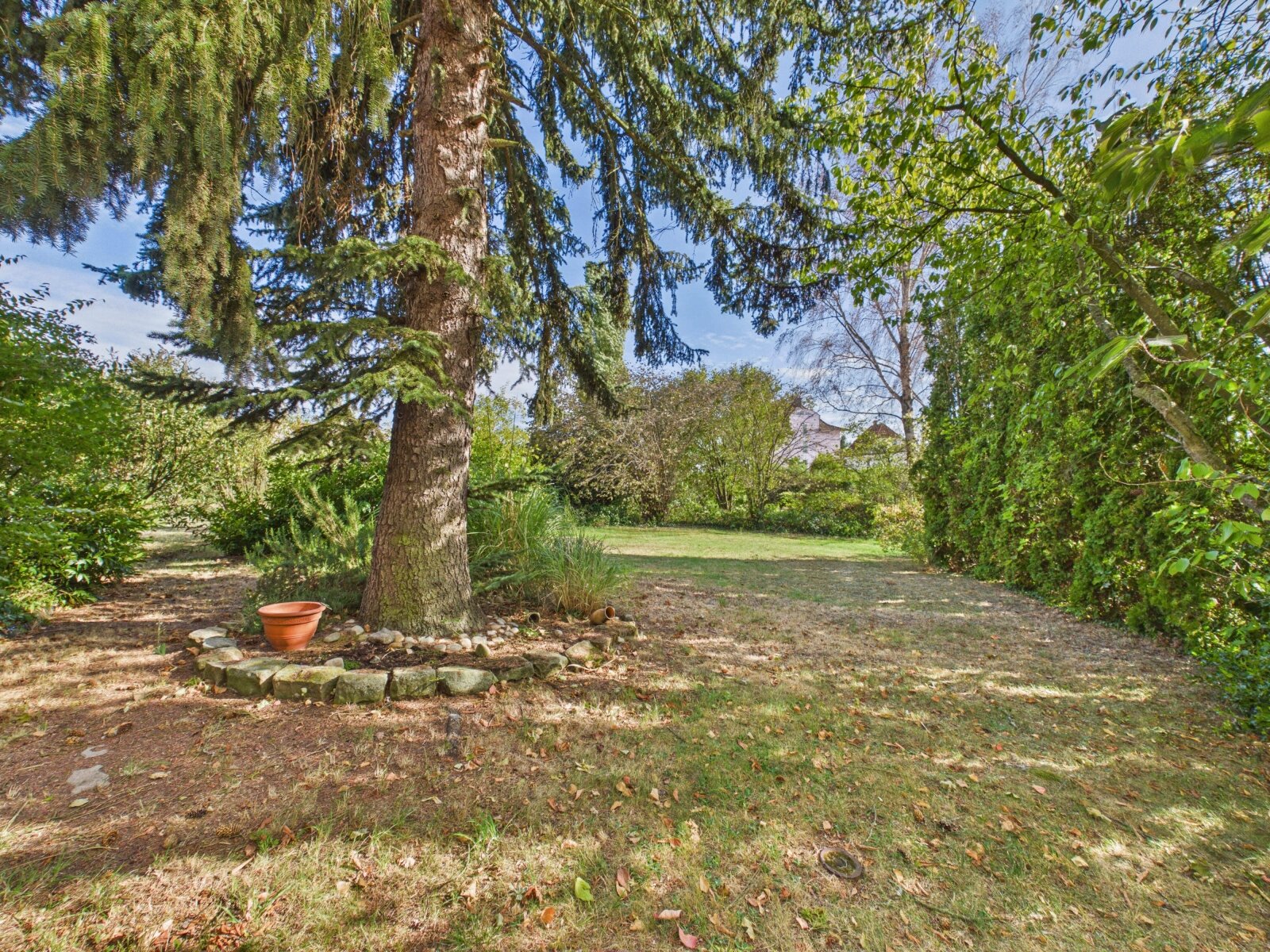 **Charmante, kleine Stadtvilla mit Garage & schöner Gartenfläche - idyllisch gelegen**